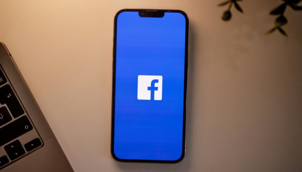 Facebook's Global Outage Due to Configuration Error (2021)